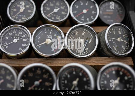 Viele alte Motorrad Tachometer in Reihe Stockfoto