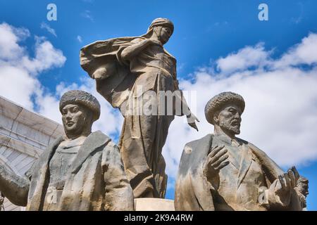 Detailansicht des Unabhängigkeitsdenkmals auf dem Unabhängigkeitsplatz mit einer Skulptur historischer kasakischer Figuren im Vordergrund. In Astana, NurSulta Stockfoto