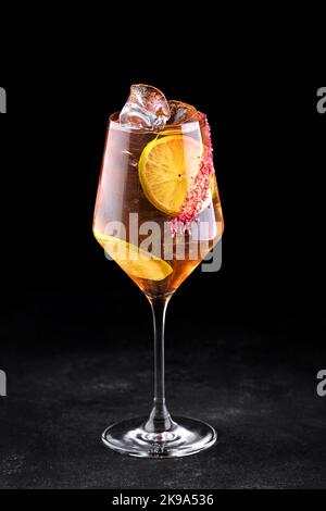 Whiskey-Cocktail-Spritzer mit Zitrone und Eis auf dunklem Hintergrund Stockfoto