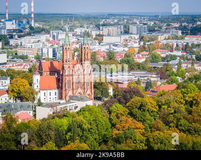 Herbstansicht der Basilika Himmelfahrt der seligen Jungfrau Maria in Bialystok Stadt, Polen Stockfoto