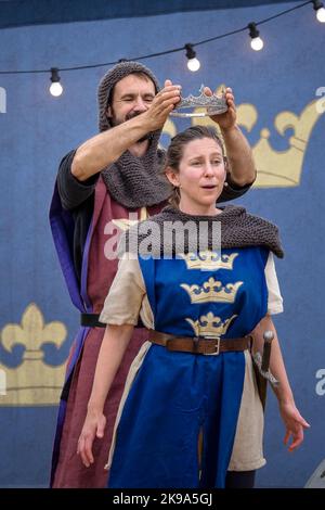 King Arthur, aufgeführt von The Last Baguette, einer Theatertournee, die im Newquay Orchard in Cornwall in Großbritannien auftrat. Stockfoto