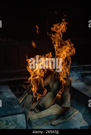 Detail von Grill oder Kamin Feuer brennende Stücke von Holz in seinen Anfängen Stockfoto