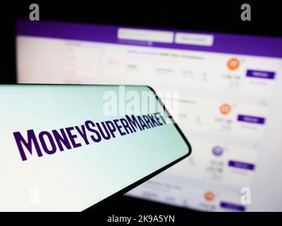 Smartphone mit Logo der britischen Firma Moneysupermarket.com Group PLC auf dem Bildschirm vor der Website. Konzentrieren Sie sich auf die Mitte links des Telefondisplays. Stockfoto