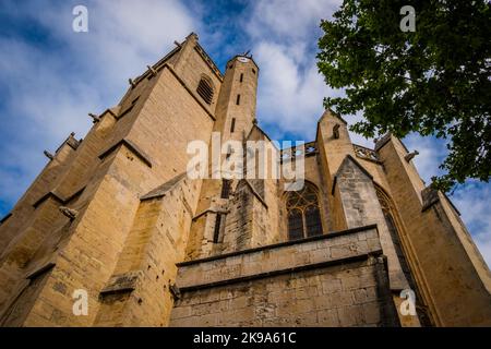 Blick auf die gotische Stiftskirche Saint Etienne im Dorf Capestang in Südfrankreich (Herault) Stockfoto