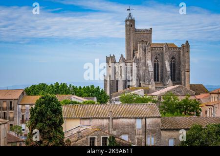 Blick auf die gotische Stiftskirche Saint Etienne im Dorf Capestang in Südfrankreich (Herault) Stockfoto