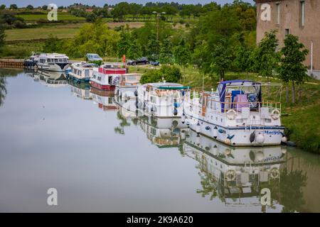 Der Canal du Midi mit bunten im Dorf Capestang in Südfrankreich (Herault) Stockfoto