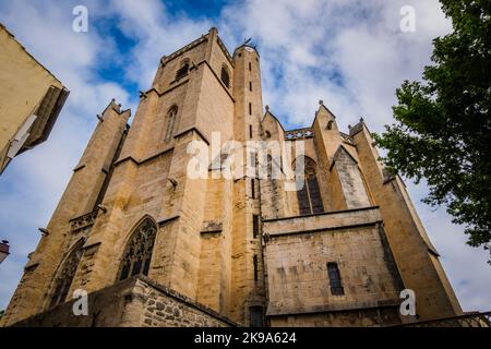 Blick auf die gotische Stiftskirche Saint Etienne im Dorf Capestang in Südfrankreich (Herault) Stockfoto