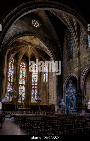 Innenraum, Kreuzrippengewölbe und Glasmalerei der gotischen Stiftskirche Saint Etienne von Capestang, in Südfrankreich (Herault) Stockfoto