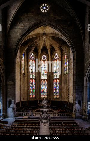 Innenraum, Kreuzrippengewölbe und Glasmalerei der gotischen Stiftskirche Saint Etienne von Capestang, in Südfrankreich (Herault) Stockfoto