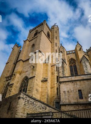 Blick auf die gotische Stiftskirche Saint Etienne im Dorf Capestang in Südfrankreich (Herault) Stockfoto