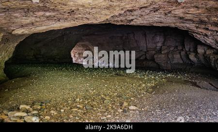 Im Inneren des 'Grand Pont Naturel', einer Höhle, die vom Fluss Cesse in der Nähe des Dorfes Minerve in Südfrankreich (Herault) geschnitzt wurde Stockfoto