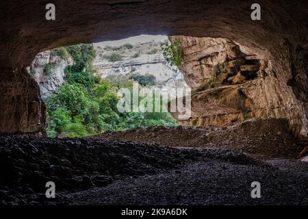 Im Inneren des 'Grand Pont Naturel', einer Höhle, die vom Fluss Cesse in der Nähe des Dorfes Minerve in Südfrankreich (Herault) geschnitzt wurde Stockfoto