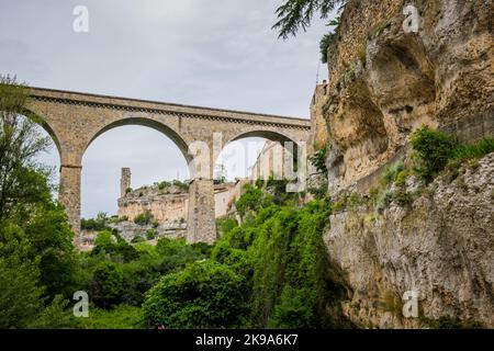 Brücke und Ruinen des mittelalterlichen Dorfes Minerve in Südfrankreich (Herault) Stockfoto