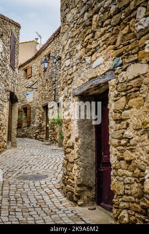 Die engen Kopfsteinpflasterstraßen des mittelalterlichen Dorfes Minerve in Südfrankreich (Herault) Stockfoto