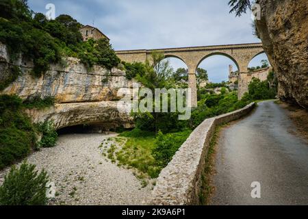 Blick auf den Fluss Cesse, die Brücke, die Grotte "Grand Pont Naturel" und das mittelalterliche Dorf Minerve in Südfrankreich (Herault) Stockfoto