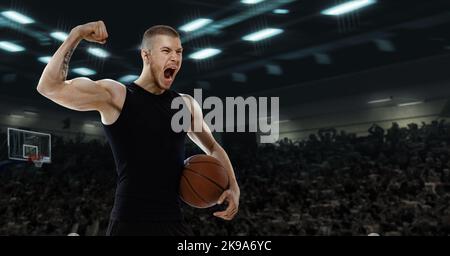 Sieg, Ziel, Erfolg. Aufgeregter junger professioneller Basketballspieler, der mit Fans auf dem Basketballplatz schrie. Fotoreal 3D Rendering der Sportarena. Stockfoto