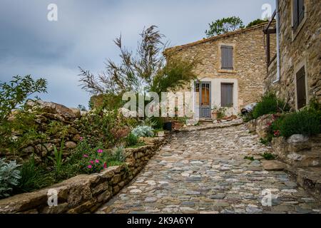 Die engen Kopfsteinpflasterstraßen des mittelalterlichen Dorfes Minerve in Südfrankreich (Herault) Stockfoto