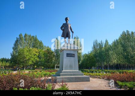 Eine Bronzeskulptur zu Ehren eines stehenden Mustafa Kemal Atatürk, des ersten Präsidenten der modernen Türkei. Im Seasons of the Year Park in Astana, Nursultan, Stockfoto