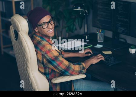 Profilfoto des fröhlichen gutaussehenden Kerl sitzend Stuhl Tastatur Eingabe Bedienung Debugging modernes Büro in Innenräumen Stockfoto