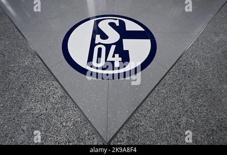 Gelsenkirchen, Deutschland. 27. Oktober 2022. Logo des Bundesligisten Schalke 04 in der Veltins Arena. Quelle: Roberto Pfeil/dpa/Alamy Live News Stockfoto