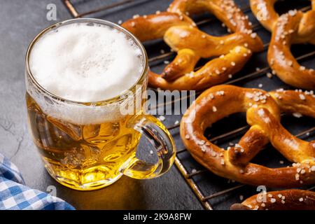 Frisch gebackene hausgemachte Brezeln und Bier vom Fass Stockfoto