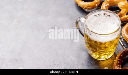 Frisch gebackene hausgemachte Brezeln und Bier vom Fass. Mit Kopierbereich Stockfoto