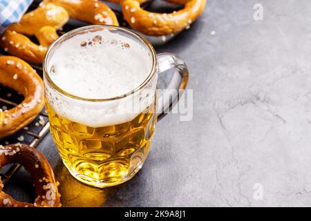 Frisch gebackene hausgemachte Brezeln und Bier vom Fass. Mit Kopierbereich Stockfoto