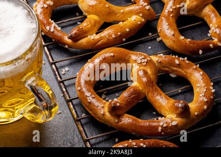 Frisch gebackene hausgemachte Brezeln und Bier vom Fass Stockfoto