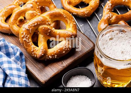 Frisch gebackene hausgemachte Brezeln und Bier vom Fass Stockfoto