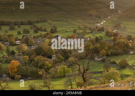 Herbstansicht des Dorfs Yorkshire Dales in Littondale, einem beliebten Ort im Yorkshire Dales National Park Stockfoto