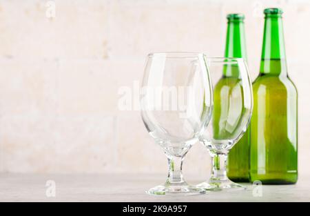 Zwei Biergläser und Bierflaschen. Mit Kopierbereich Stockfoto