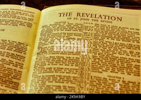 Nahaufnahme der antiken Heiligen-Bibel-Seite, geringe Schärfentiefe mit Fokus auf Kapitelüberschrift, die Offenbarung Stockfoto
