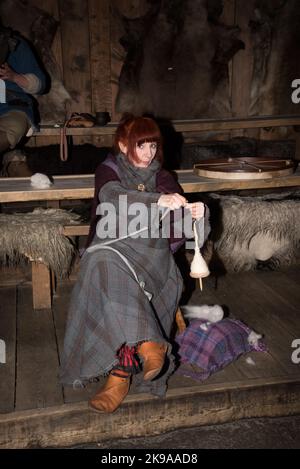 Wikingerschauspielerin dreht sich in einem Langhaus eines Wikingerfürsten in Borg auf der Insel Vestvågøya auf den Lofoten-Inseln in Norwegen. Stockfoto