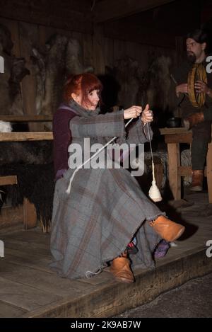 Wikingerschauspielerin dreht sich in einem Langhaus eines Wikingerfürsten in Borg auf der Insel Vestvågøya auf den Lofoten-Inseln in Norwegen. Stockfoto