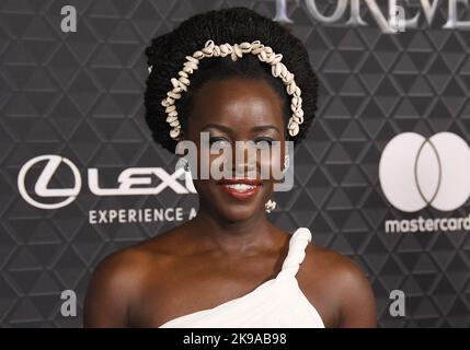 Los Angeles, USA. 26. Oktober 2022. Lupita Nyong'o kommt am Mittwoch, dem 26. Oktober 2022, im Dolby Theater in Hollywood, CA, bei der BLACK PANTHER: WAKANDA FOREVER Weltpremiere in den Marvel Studios an. (Foto: Sthanlee B. Mirador/Sipa USA) Quelle: SIPA USA/Alamy Live News Stockfoto