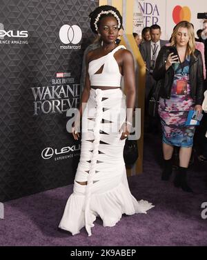 Los Angeles, USA. 26. Oktober 2022. Lupita Nyong'o kommt am Mittwoch, dem 26. Oktober 2022, im Dolby Theater in Hollywood, CA, bei der BLACK PANTHER: WAKANDA FOREVER Weltpremiere in den Marvel Studios an. (Foto: Sthanlee B. Mirador/Sipa USA) Quelle: SIPA USA/Alamy Live News Stockfoto