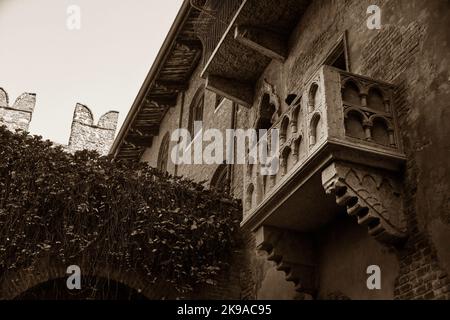 Blick auf den Balkon von Juliet Capulet Haus in Verona, Venetien, Italien Stockfoto