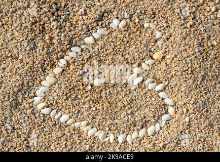 UN cuore, realizzato con delle Piccole conchiglie. Spiaggia di Caprera, Sardegna. Stockfoto