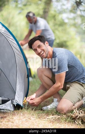 Freunde, die im Wald zelten Stockfoto