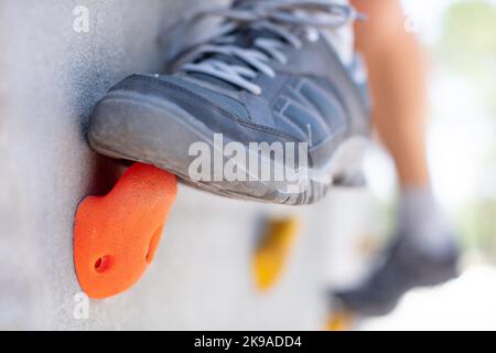Männliche Füße in Kletterschuhen auf Felsen Stockfoto