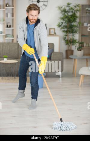 Insgesamt ein glücklicher Mann, der die Vorräte professionell aufräumen kann Stockfoto