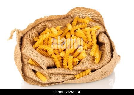 Hartweizenpasta in Jutebeutel, Makro, isoliert auf weißem Hintergrund. Stockfoto