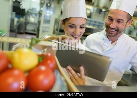 Zwei berühmte Köche diskutieren über ihren Videoblog Stockfoto