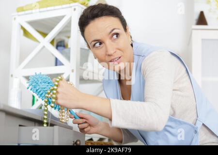 Ein Hausmädchen stiehlt vom Tisch Stockfoto