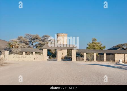 Etosha, Namibia - 07 11 2013: Eingang und Turm des Okaukuejo Camps im Etosha National Park Namibia Stockfoto