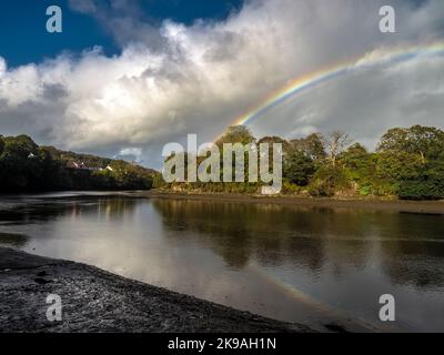 Regenbogen über dem Fluss Teifi, St. Dogmaels, Wales Stockfoto