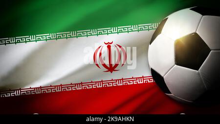 Zusammensetzung der iranischen Nationalmannschaft mit klassischem Ball auf Gras und Flagge im Hintergrund. Draufsicht. Stockfoto