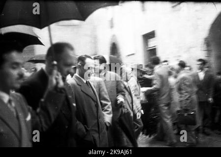 Enrico Mattei (Acqualagna, 29 aprile 1906 — Bascapè, 27 ottobre 1962) in queste foto è ritratto insieme a Raffaele Cadorna figlio del Generale Cadorna, durante una manifestazione politica di ex reduci della resistenza partigiana, di cui aveva to parte: libertà federazione daliana Stockfoto