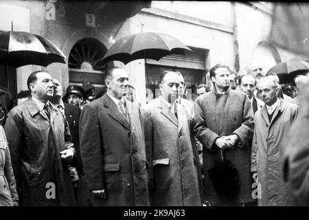 Enrico Mattei (Acqualagna, 29 aprile 1906 — Bascapè, 27 ottobre 1962) in queste foto è ritratto insieme a Raffaele Cadorna figlio del Generale Cadorna, durante una manifestazione politica di ex reduci della resistenza partigiana, di cui aveva to parte: libertà federazione daliana Stockfoto