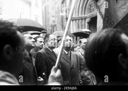 Enrico Mattei (Acqualagna, 29 aprile 1906 — Bascapè, 27 ottobre 1962) in queste foto è ritratto insieme a Raffaele Cadorna figlio del Generale Cadorna, durante una manifestazione politica di ex reduci della resistenza partigiana, di cui aveva to parte: libertà federazione daliana Stockfoto